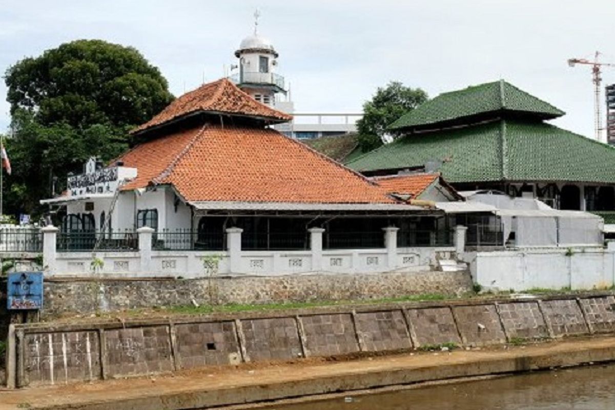 Masjid Jami Al-Makmur, Cikini, berada di pinggir Sungai Ciliwung. Masjid tersebut awalnya didirikan di atas tanah wakaf milik maestro pelukis Raden Saleh. 
