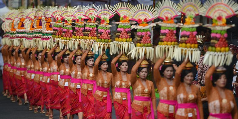 Peserta membawa Gebogan ketika mengikuti Pawai Pesta Kesenian Bali ke-40 di Denpasar, Bali, Sabtu (23/6/2018). Pesta Kesenian Bali yang mengangkat tema Teja Dharmaning Kauripan, Api Spirit Penciptaan menampilkan berbagai kesenian dari perwakilan dari Pemerintah Provinsi Bali, sembilan kabupaten/kota di Bali, sejumlah universitas di Bali serta peserta dari luar negeri dan berlangsung hingga 21 Juli 2018.