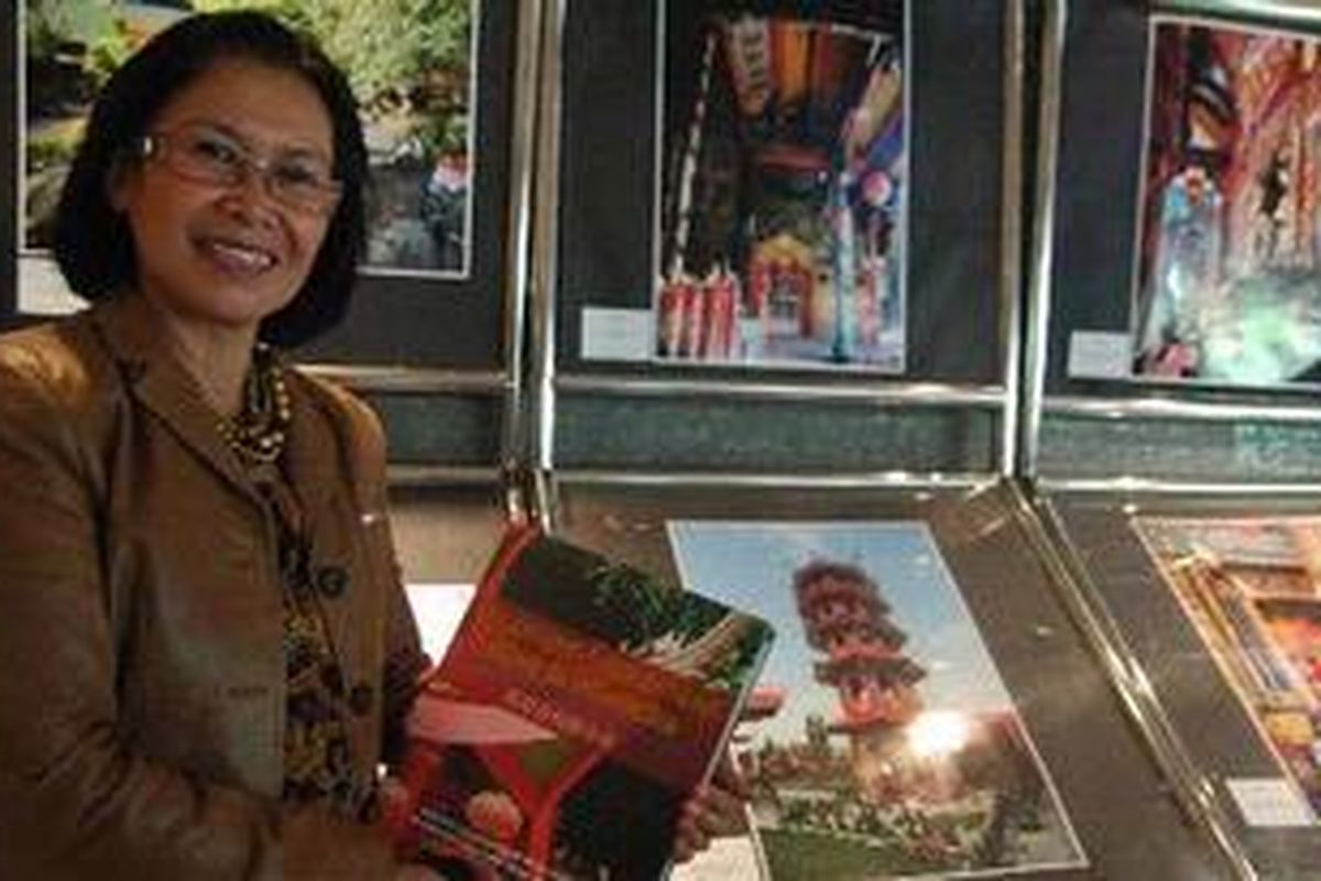 Asti Kleinsteuber dalam peluncuran Buku Kelenteng-Kelenteng Kuno di Indonesia karangannya di Gedung Sapta Pesona, Kementerian Budaya dan Pariwisata, Jakarta, Kamis (27/1/2011). Buku yang menampilkan foto serta pemaparan mengenai lebih dari seratus kelenteng kuno di Indonesia ini disusun selama dua tahun.