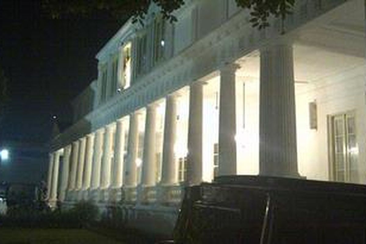 Gedung Istana Negara, Medan Merdeka Utara, di saat kampanye Earth Hour berlangsung, Jumat (31/3/2012)