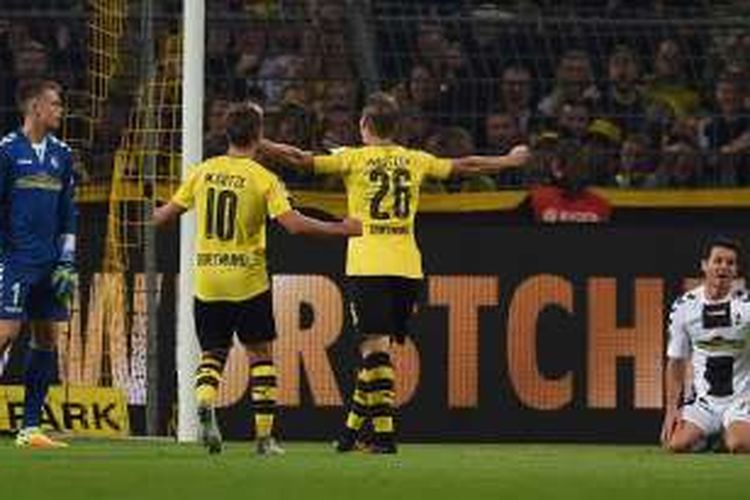 Bek Borussia Dortmund asal Polandia, Lukasz Piszczek, bersama rekan-rekannya melakukan selebrasi ketika melawan SC Freiburg dalam pertandingan Bundesliga di Signal Iduna Park, Dortmund, Jumat (23/9/2016).