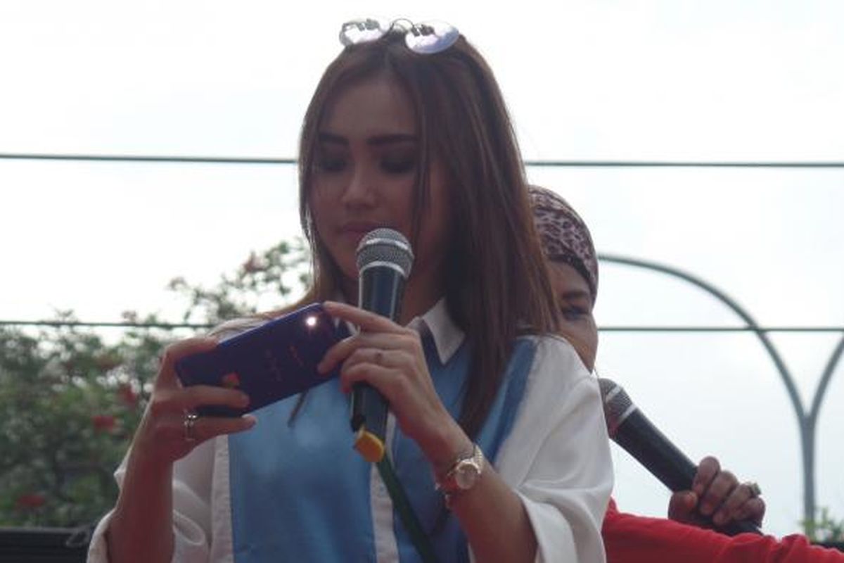 Ayu Ting Ting saat bertemu sapa dengan para penggemarnya di sebuah tempat belanja pakaian di Jalan Margonda, Depok, Jawa Barat, Minggu (5/2/2017).