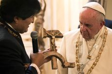 Hadiah Salib Kombinasi Palu Arit untuk Paus Fransiskus Picu Perdebatan