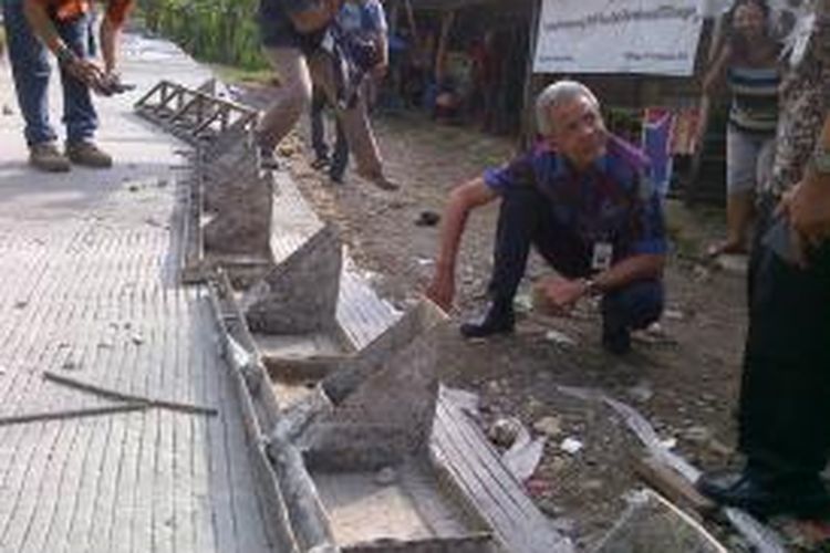 Gubernur Jawa Tengah Ganjar Pranowo meninjau ruas perbaikan jalan di jaur Gubug-Kedungjati, Kabupaten Groboban, Kamis (23/4/2015).