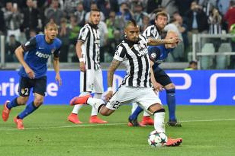 Gelandang Juventus, Arturo Vidal, saat mengeksekusi tendangan penalti yang berujung gol ke gawang AS Monaco pada pertandingan leg pertama perempat final Liga Champions di Juventus Stadium, Selasa (14/4/2015). 