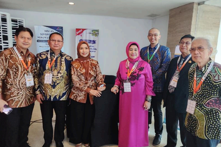 Head of Business Development PT. Medika Integrasi Teknologi sekaligus perwakilan
Biomedica, Raymond Murtihardjana (ketiga dari kanan), berfoto dengan jajaran pengurus PEROSI.