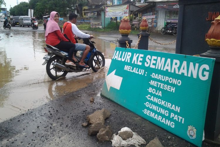 Kubangan jalan KH. Hasyim Asyari Kendal Jawa Tengah, yang mirip danau.