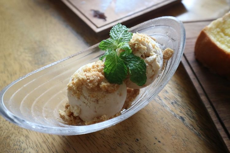 Gelato rasa kacang ting ting di Hotel Tentrem, Yogyakarta. Satu scoop dihargai Rp 20.000. 