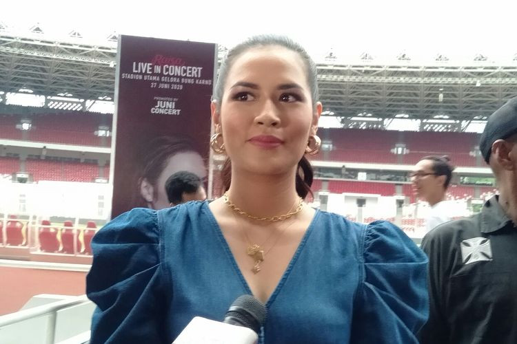 Raisa saat diwawancarai usai konferensi pers untuk konsernya di SUGBK, Jakarta, Kamis (21/11/2019) 