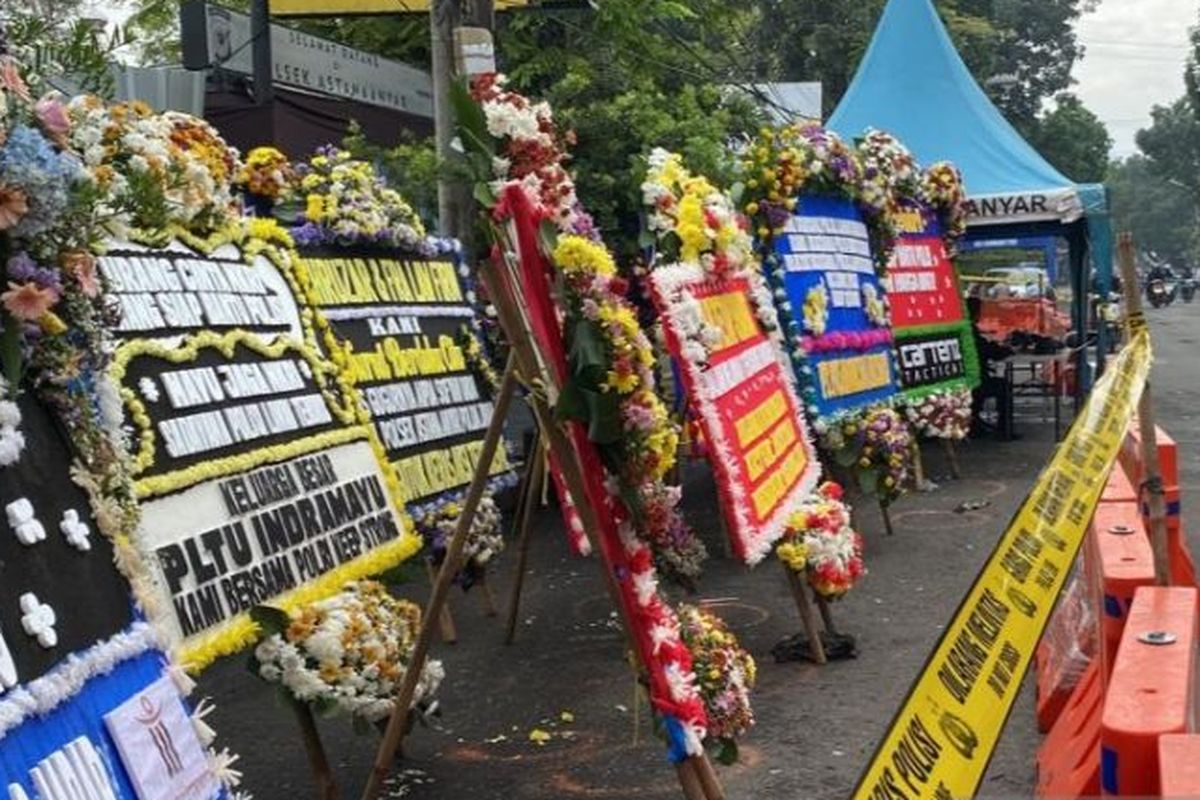 Sejumlah karangan bunga mulai terpasang di halaman Polsek Astanaanyar, Kota Bandung, Jawa Barat, Jumat (9/12/2022). 