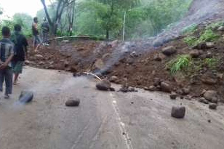 Tanah longsor menutup ruas jalan jalur Ponorogo-Trenggalek di Kilometer 16, Desa Tugu, Kecamatan Tugu, Kabupaten Trenggalek, Jumat (25/11/2016) pagi.