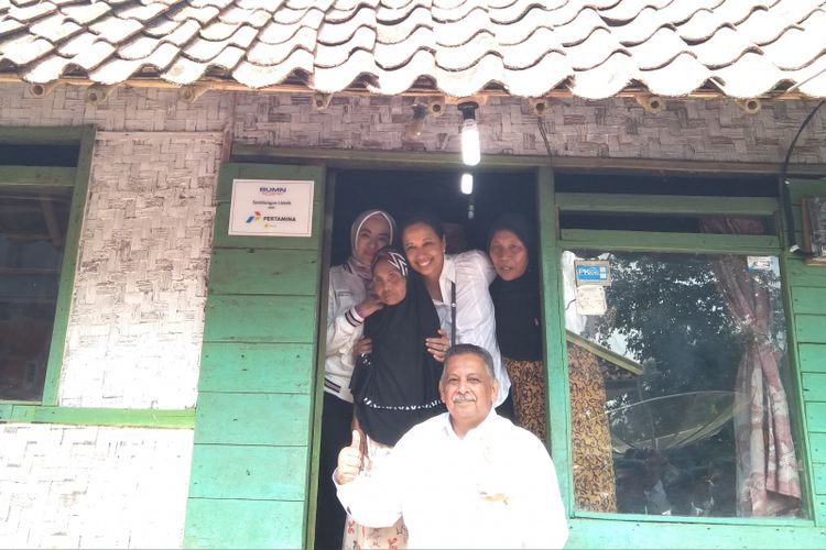 Menteri BUMN Rini Soemarno dan Direktur Utama Sofyan Basyir ketika mengunjungi salah satu rumah yang baru saja diberi sambungan listrik gratis di Desa Cikupa, Tasikmalaya, Kamis (12/7/2018).