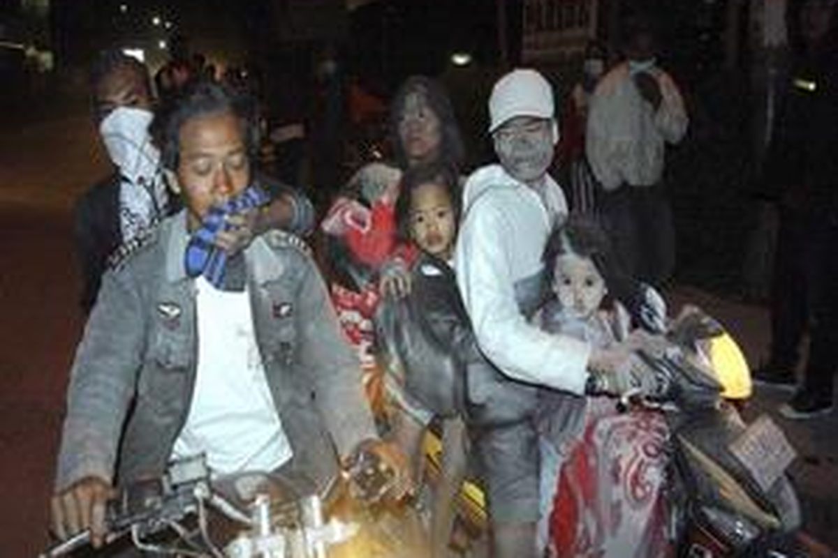 Villagers with their body covered in ash from the erupting Mount Sinabung volcano leave their village on motorcycles in Brastagi outside the city of Medan, North Sumatra August 29, 2010. The volcano erupted on the Indonesia  island of Sumatra on Sunday for the first time in four centuries, sending smoke 1,500 metres (about 5,000 feet) into the air and prompting the evaucation of thousands of residents, officials said.