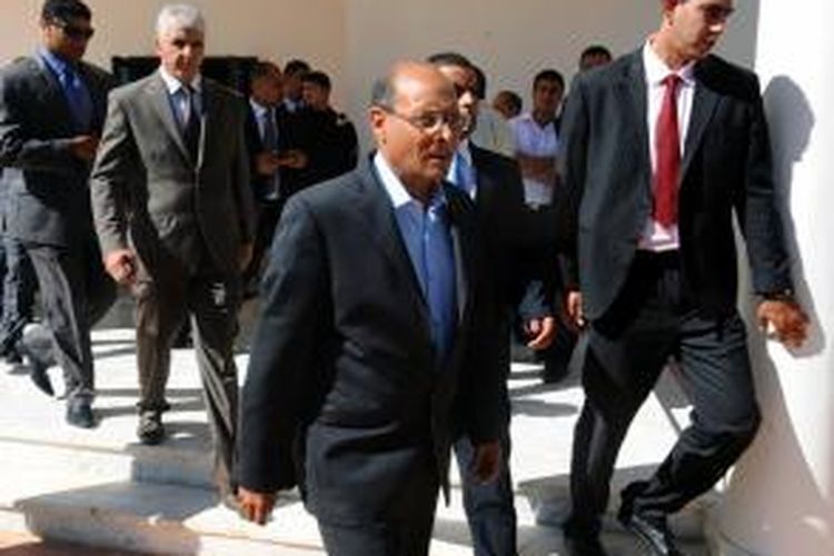 Presiden Tunisia Moncef Marzuki meninggalkan sebuah barak militer di ibu kota Tunis, setelah diusir saat hendak menghadiri upacara pemakaman dua orang polisi yang tewas dibunuh kelompok militan.