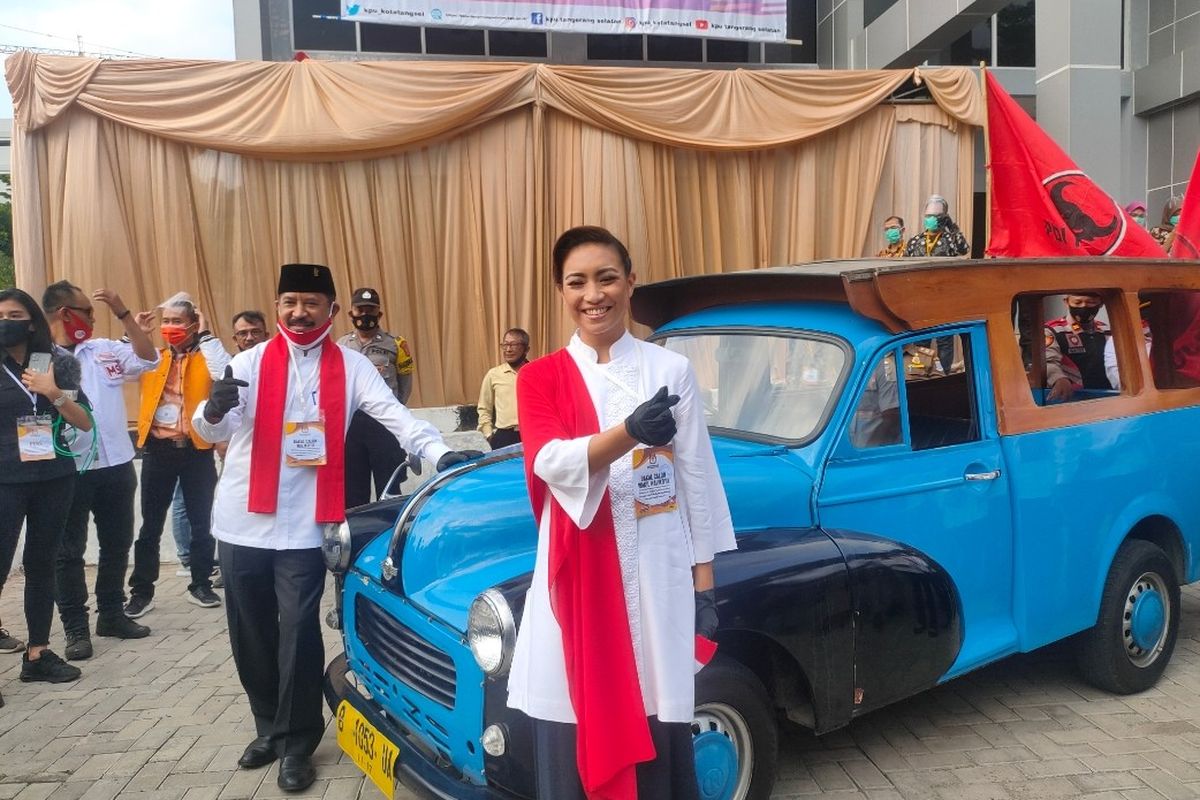 Bakal pasangan calon wali kota dan wakil wali kota Tangerang Selatan Muhamad - Rahayu Saraswati Djojohadikusumo saat berfoto di depan mobil oplet di halaman Gedung KPU Tangsel, Jumat (4/9/2020)