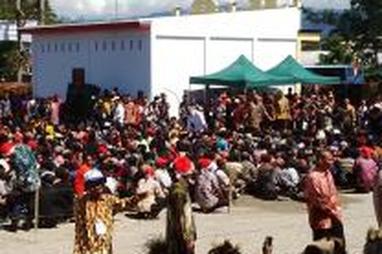 Dalam kunjungan hari kedua di Papua, Minggu (28/12/2014), Presiden Joko Widodo (Jokowi) mengunjungi masyarakat Lembah Baliem, di bawah kaki Puncak Jaya, Wamena, Papua. 