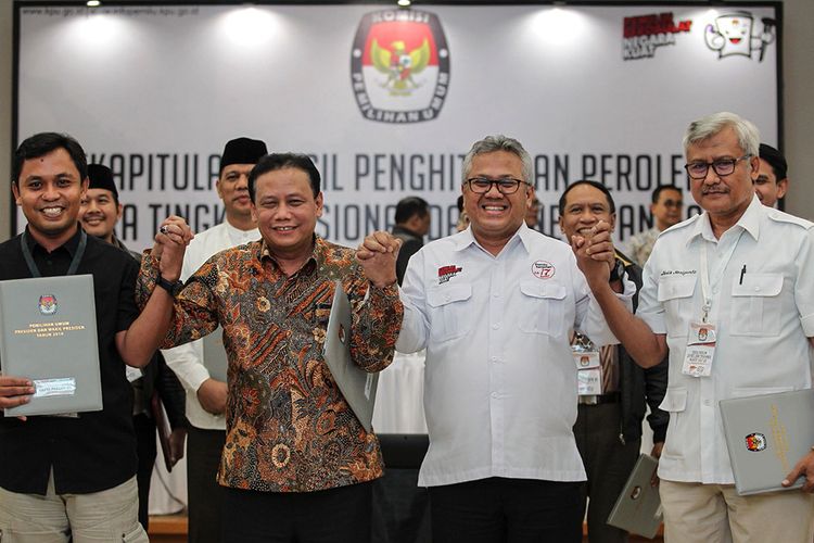 Ketua KPU Arief Budiman (kedua kanan) bersama Ketua Bawaslu Abhan (kedua kiri) berjabat tangan dengan perwakilan saksi TKN 01 dan BPN 02 seusai mengikuti rekapitulasi hasil penghitungan perolehan suara tingkat nasional dan penetapan hasil Pemilihan Umum tahun 2019 di gedung KPU, Jakarta, Selasa (21/5/2019) dini hari. KPU menetapkan pasangan Capres-Cawapres nomor urut 01 Joko Widodo-Maruf Amin menjadi pemenang Pilpres 2019 dengan total perolehan suara sebesar 85.607.362 atau 55,50 persen dan Partai Demokrasi Indonesia Perjuangan (PDIP) memperoleh suara terbanyak dengan 27.053.961 atau 19,33 persen.