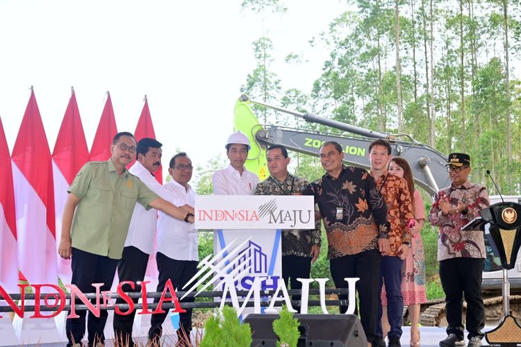 Presiden Joko Widodo saat melakukan groundbreaking atau peletakan batu pertama pembangunan BSH Community Hub di kawasan Ibu Kota Nusantara (IKN), Kalimantan Timur, Kamis (21/12/2023).