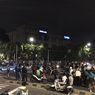 Massa Masih Berkumpul dan Bakar Tong Sampah di Dekat Hotel Millenium, Jakarta Pusat