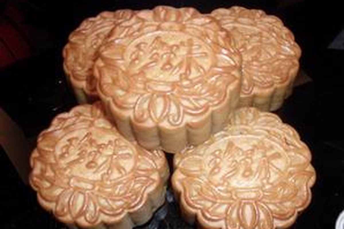 Kue bulan klasik yang disajikan di Pearl Chinese Restaurant, Hotel JW Marriott Jakarta.