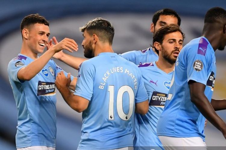 Gelandang Manchester City Phil Foden merayakan golnya ke gawang Arsenal bersama rekan-rekannya. Laga Manchester City vs Arsenal yang berlangsung di Stadion Etihad, Kamis (18/6/2020) dini hari WIB, berakhir dengan skor 3-0. 