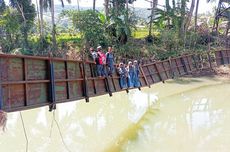 Potret Siswa, Guru, hingga Petani Bergelantungan Nyeberang Jembatan Miring Sungai Cikaso