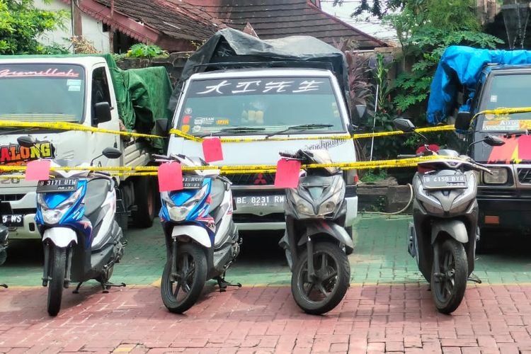 Barang bukti sepeda motor hasil curian yang dilakukan 12 tersangka di wilayah Jakarta Barat, Jakarta Utara dan Tangerang. 