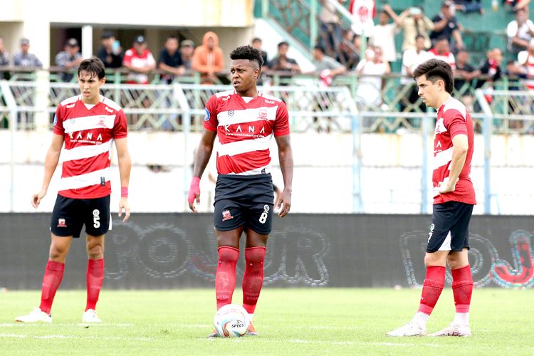 Pemain Madura United Hugo Gomes bersiap melakukan tendangan saat laga pekan ke-32 Liga 1 2023-2024 melawan PSM Makassar yang berakhir 2-0 di Stadion Gelora Bangkalan, Minggu (21/4/2024) sore. 