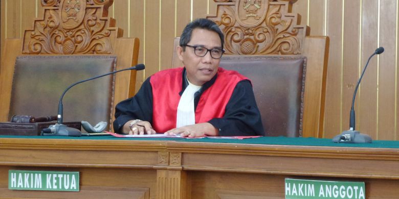 Hakim tunggal praperadilan Ratmoho mengabulkan pencabutan gugatan praperadilan Fredrich Yunadi di Pengadilan Negeri Jakarta Selatan, Senin (12/2/2018).