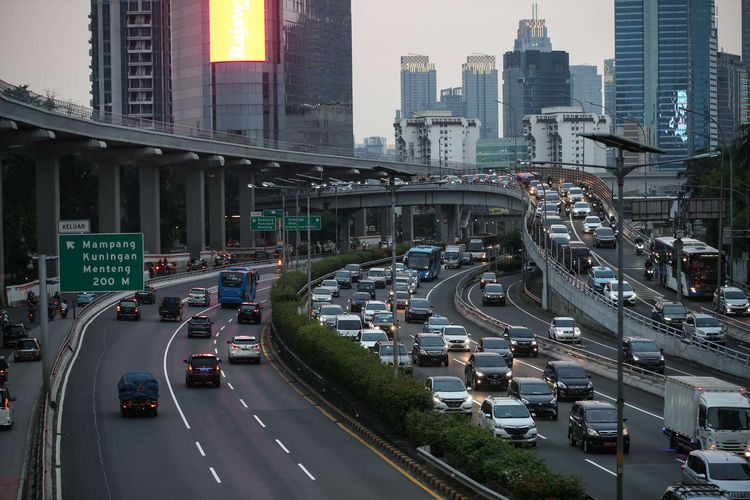 Lalu lintas kendaraan di Tol Dalam Kota Jakarta tampak padat pada jam pulang kerja di hari ketiga pemberlakuan pembatasan sosial berskala besar (PSBB) tahap dua, Rabu (16/9/2020). Pembatasan kendaraan bermotor melalui skema ganjil genap di berbagai ruas Ibu Kota resmi dicabut selama PSBB tahap dua.