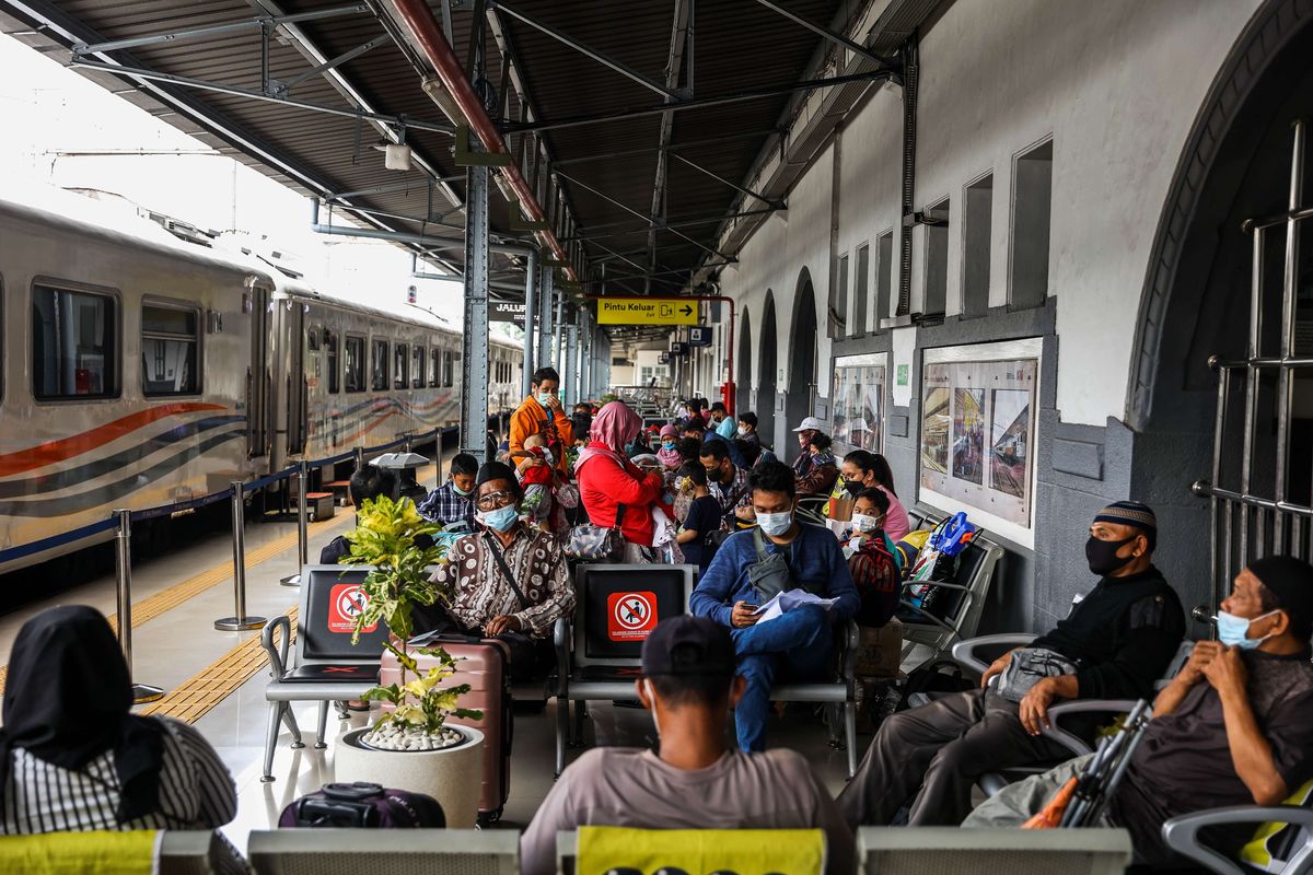 Calon penumpang menunggu jadwal keberangkatan kereta api di Stasiun Pasar Senen, Jakarta Pusat, Senin (3/5/2021). Per 1 Mei 2021, tercatat sudah ada lebih dari 6.000 calon penumpang yang akan diberangkatkan dengan keberangkatan didominasi oleh penumpang ke arah Jawa Tengah dan Jawa Timur khususnya Malang dan Surabaya.