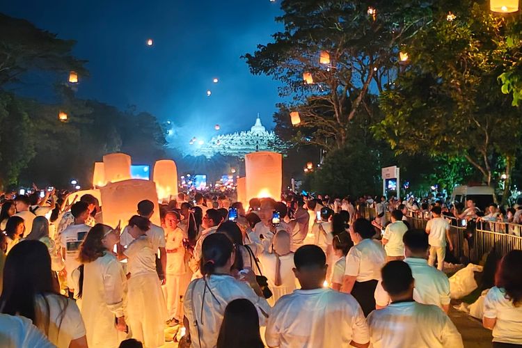Di Bawah Purnama Siddhi Waisak, Ribuan Lampion Menerangi Langit Borobudur