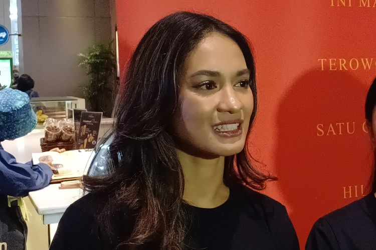 Aktris Hana Malasan menceritakan proses syuting film horor Kereta Berdarah usai konferensi pers perilisan trailer dan poster filmnya, di Kota Kasablanka, Jakarta Selatan, Selasa (12/12/2023).