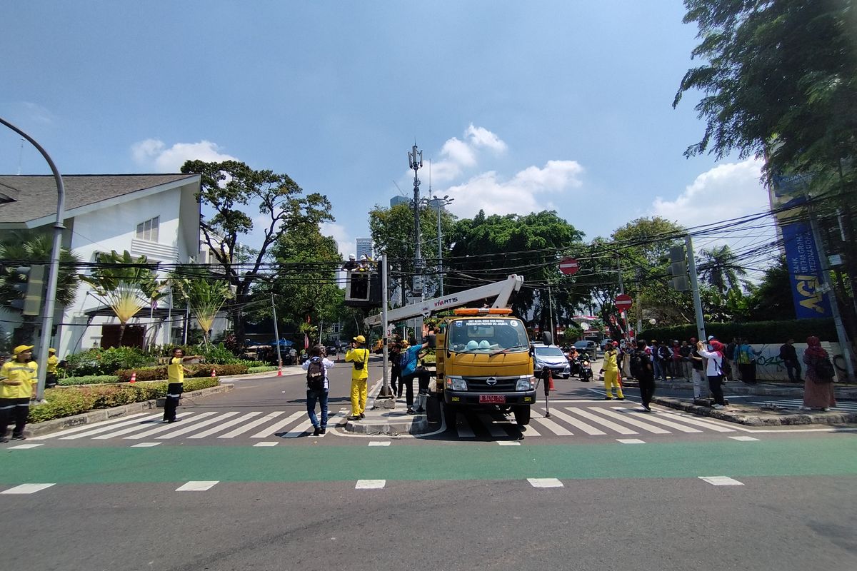 Pemutusan kabel udara di perempatan menuju Jalan Yusuf Adiwinata, Menteng, Jakarta Pusat, Rabu (9/8/2023). (KOMPAS.com/XENA OLIVIA)