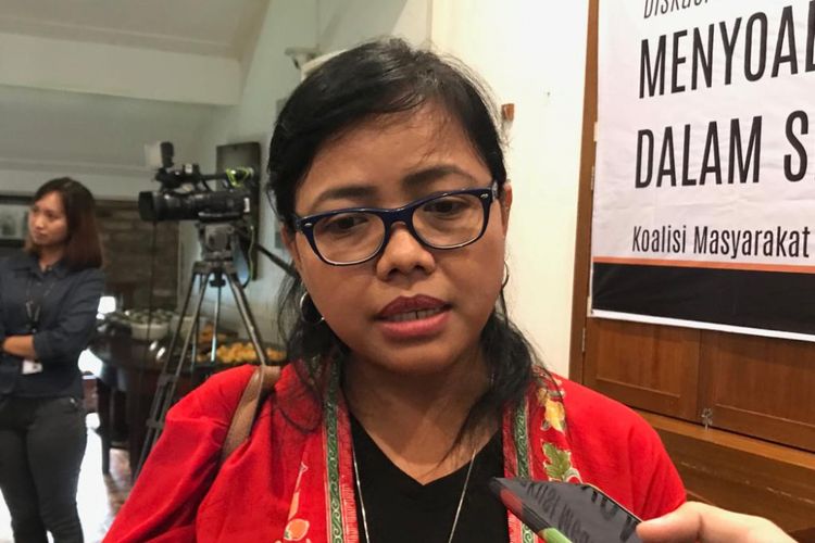 Ahli hukum dari Pusat Studi Hukum dan Kebijakan (PSHK) Bivitri Susanti saat ditemui di Bakoel Koffie, Jakarta Pusat, Kamis (7/2/2019). 