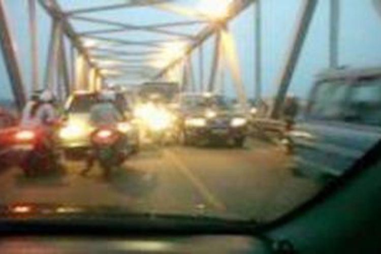 Ilustrasi: Kemacetan di Jembatan Kapuas, Kota Pontianak, Kalimantan Barat, Minggu (19/8/2012). 