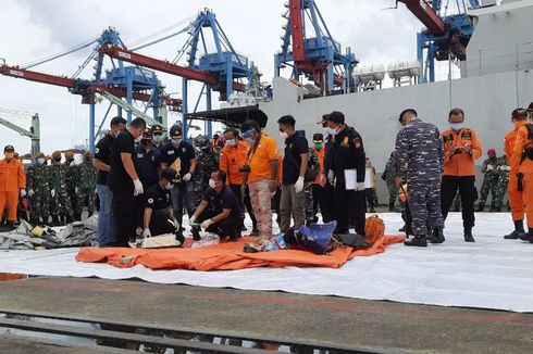 Baju Anak Kecil hingga Pecahan Ban Sriwijaya Air SJ 182 Tiba di JITC 2