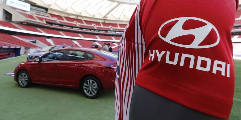 Jersey Atletico Madrid dengan logo Hyundai yang akan menjadi global automotive partner dari klub tersebut.