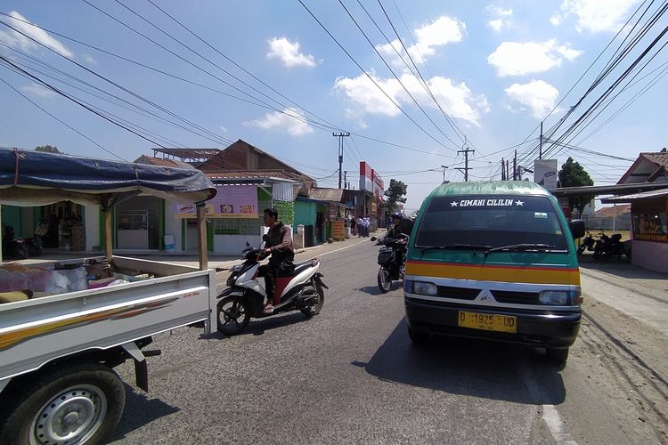 Ilustrasi angkot trayek Cililin-Cimahi yang melintas di Jalan Raya Batujajar, Kabupaten Bandung Barat.