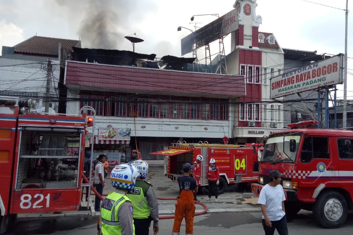 Sejumlah petugas pemadam kebakaran sedang berusaha memadamkan api yang membakar restoran padang Simpang Raya Bogor, Minggu (5/5/2019) 