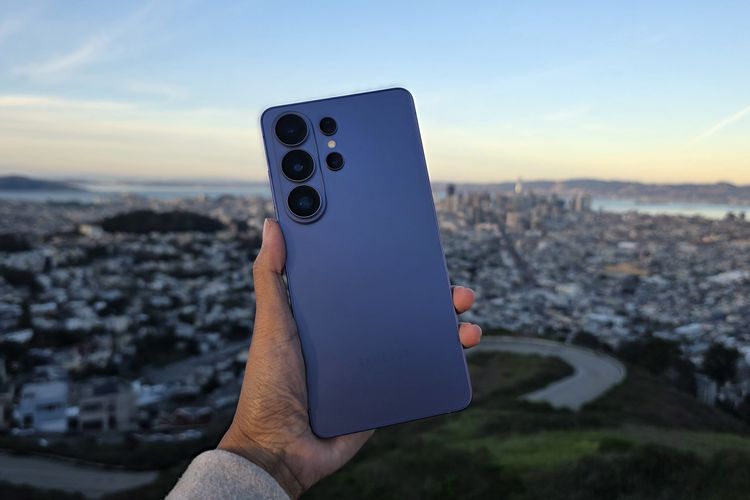 Samsung Galaxy S26 Ultra varian warna Cobalt Violet. 