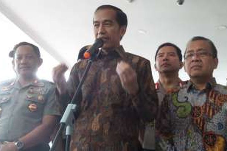 Presiden Joko Widodo usai memberikan pengarahan kepada perwira Polri di Kompleks PTIK, Jakarta Selatan, Selasa (8/11/2016).