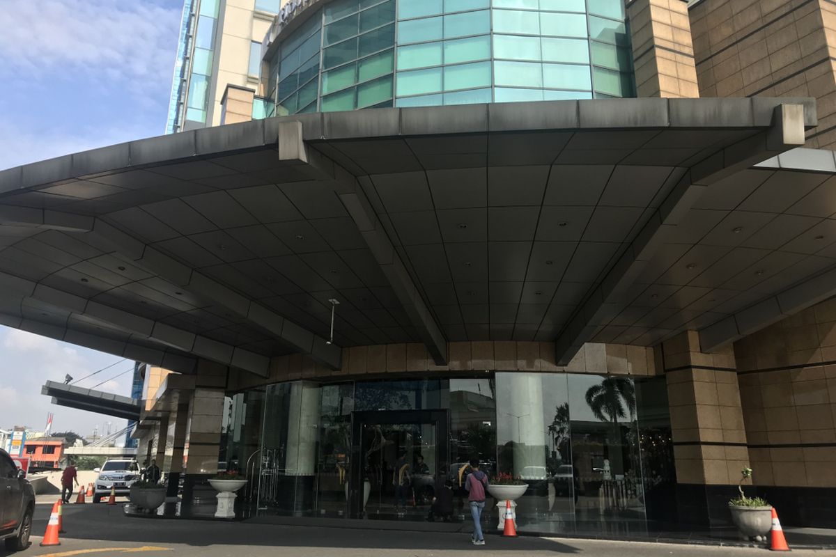 Suasana depan Hotel Peninsula, Slipi, Jakarta Barat, Senin (4/3/2019).