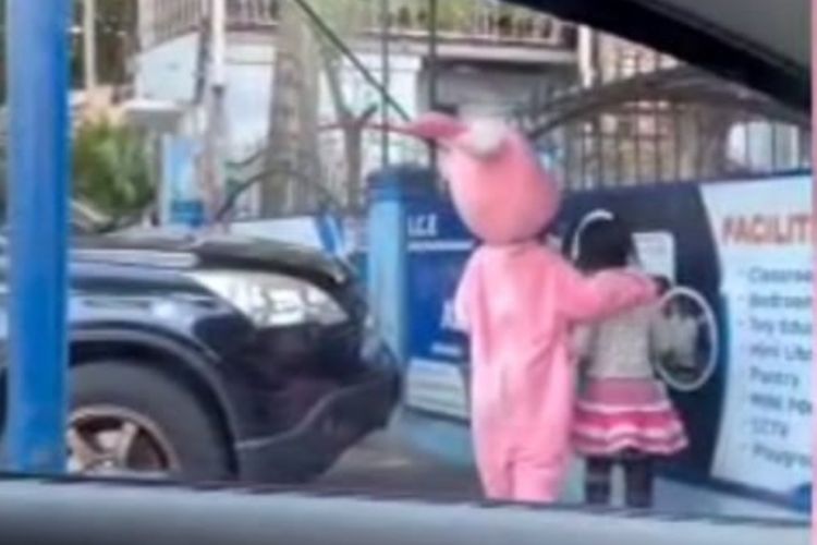 Tangkapan layar video viral dua anak kecil disuruh mengemis oleh ibunya di Kota Pekanbaru, Riau, Selasa (17/6/2025).