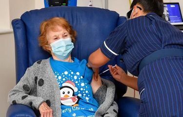 Margaret Keenan, pasien pertama di dunia yang menerima vaksin Covid-19 terlisensi.