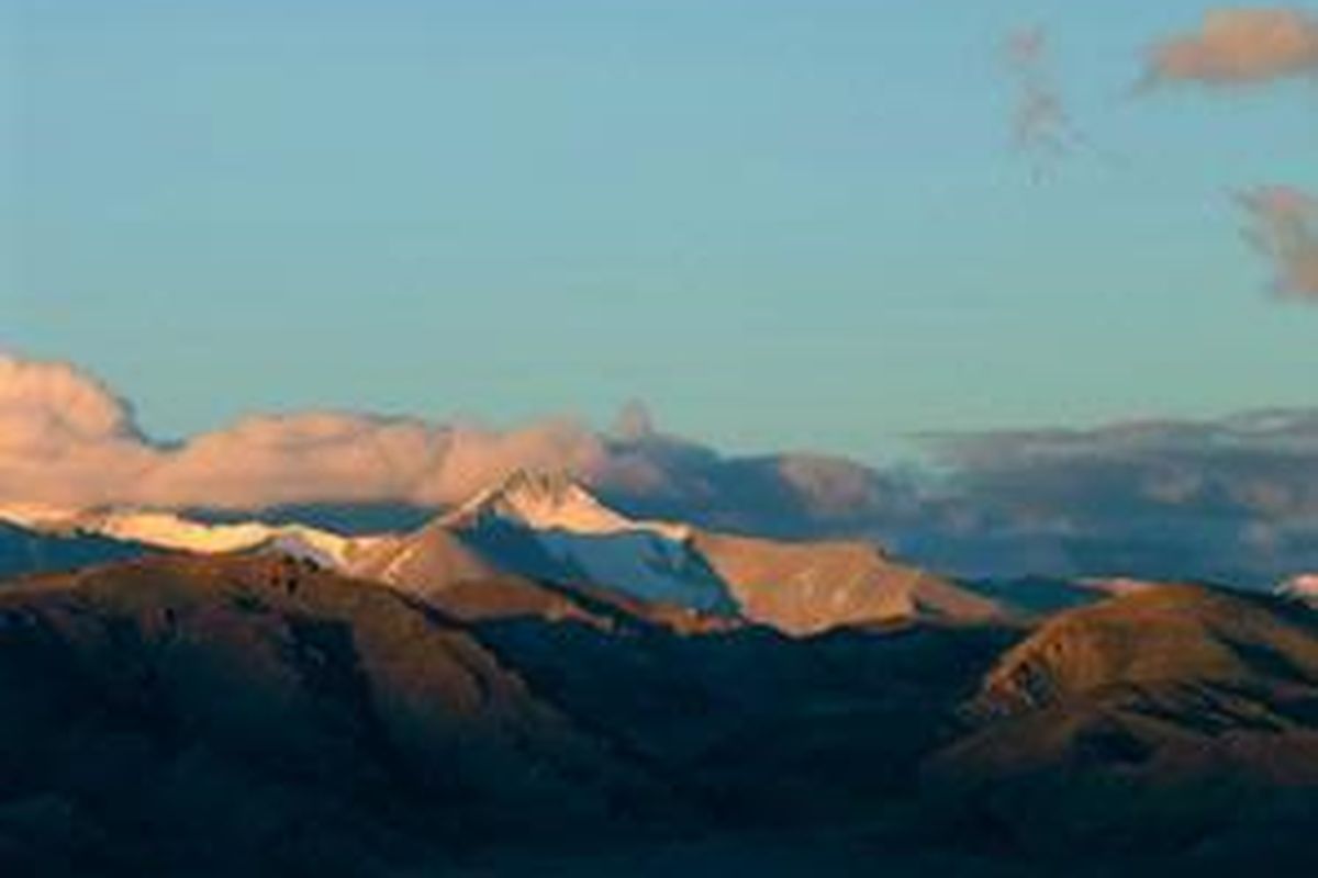 Pagi hari di Ngari, ketika gunung-gunung salju bersinar kemerahan dibilas mentari.
