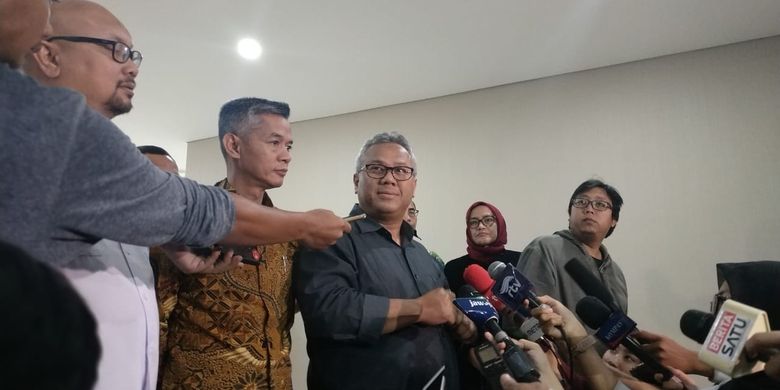KPU melaporkan hoaks setting-an server ke Bareskrim Polri, Jakarta Selatan, Kamis (4/4/2019)