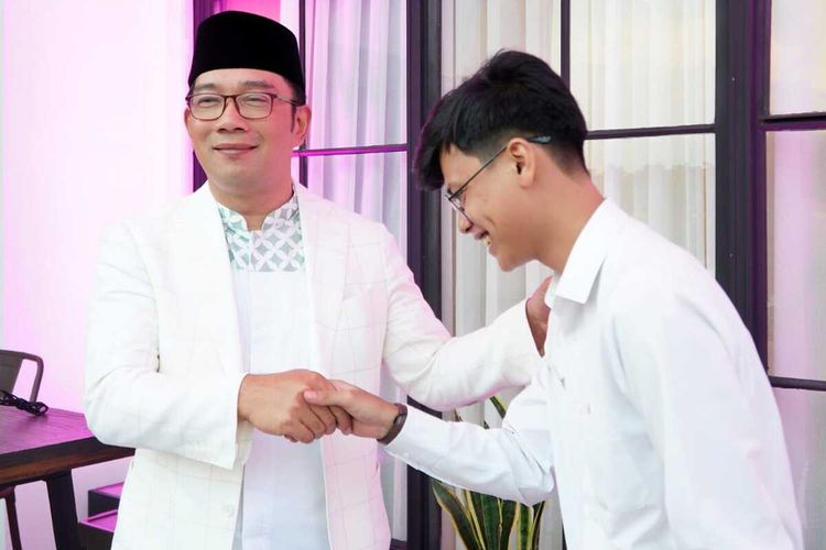 Gubernur Jawa Barat Ridwan Kamil saat bertemu Husein Ali Rafsanjani di Gedung Sate, Kota Bandung, Jawa Barat, Rabu (10/5/2023) sore.