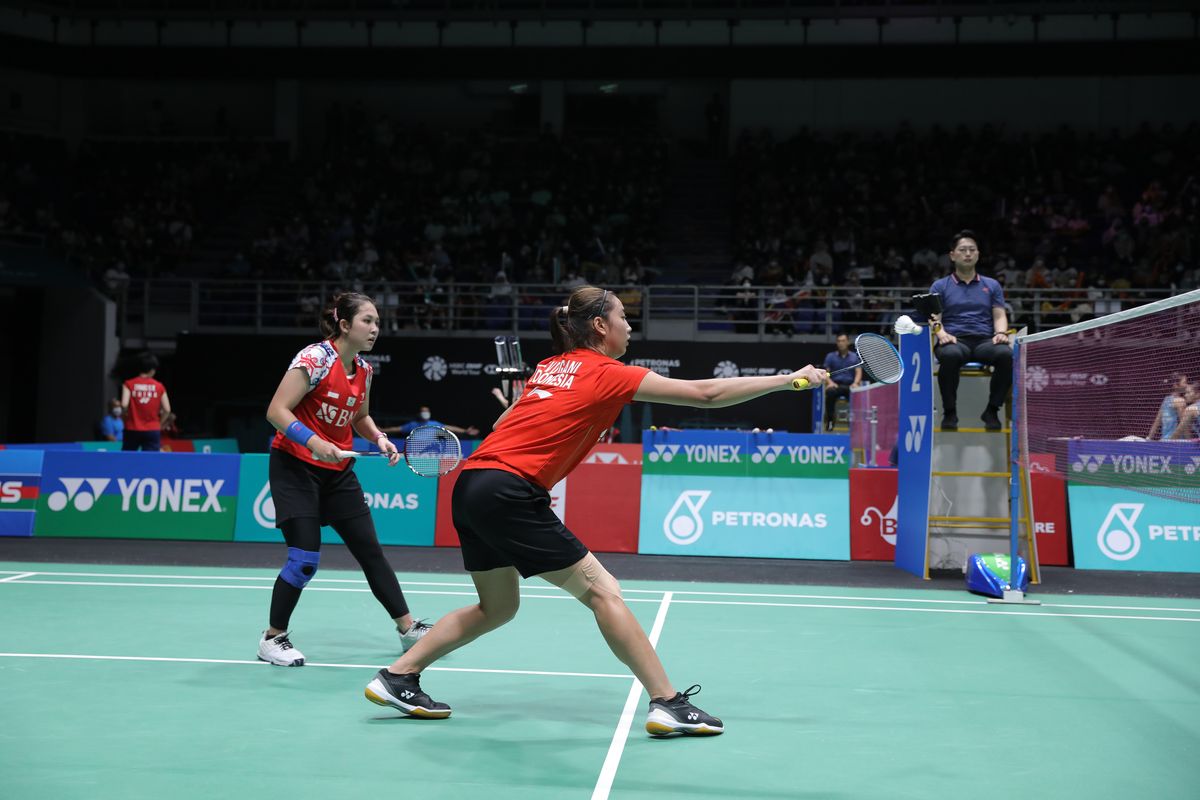Febby Valencia Dwijayanti Gani/Ribka Sugiarto saat bertanding melawan wakli tuan rumah Vivian Hoo/Lim Chiew Sien pada babak 32 besar Malaysia Open 2022 di Axiata Arena, Kuala Lumpur, Rabu (29/6/2022) sore WIB. Febby/Ribka menang dua gim langsung dengan skor 21-18, 21-17.