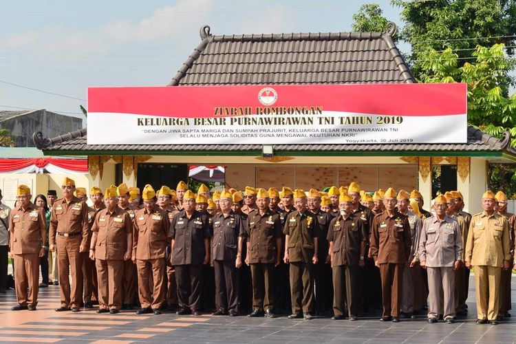 Para Purnawirawan saat sedang mendengarkan arahan dari Menhan dalam acara ziarah nasional ke Taman Makan Pahlawan (TMP) Kusuma Negara Yogyakarta, Selasa (30/07/2019).